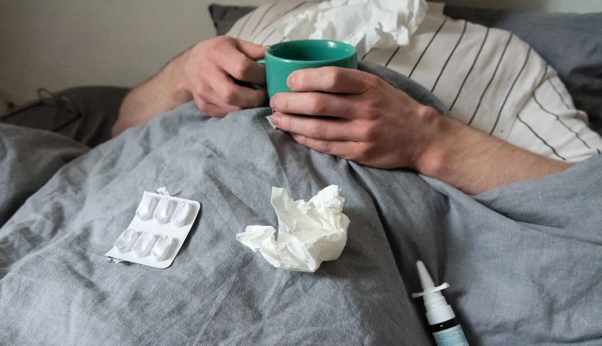 Volver al uso del tapabocas para cubrir la tos seca, principal vector de contagio de la variante K del A(H3N2).