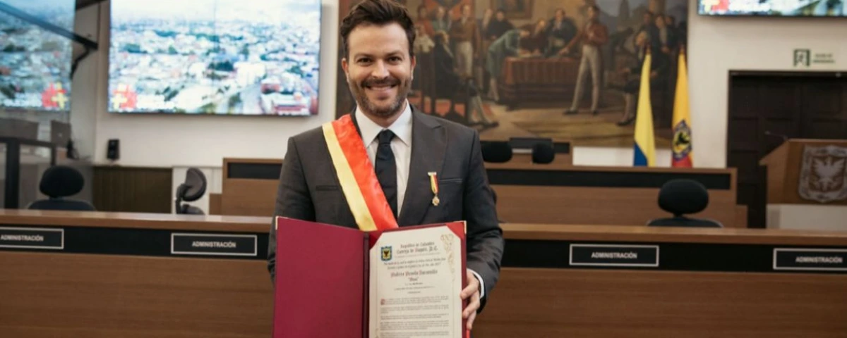 Gusi recibe la Orden Civil al Mérito José Acevedo y Gómez, en el grado Cruz de Oro, otorgada por el Concejo de Bogotá.