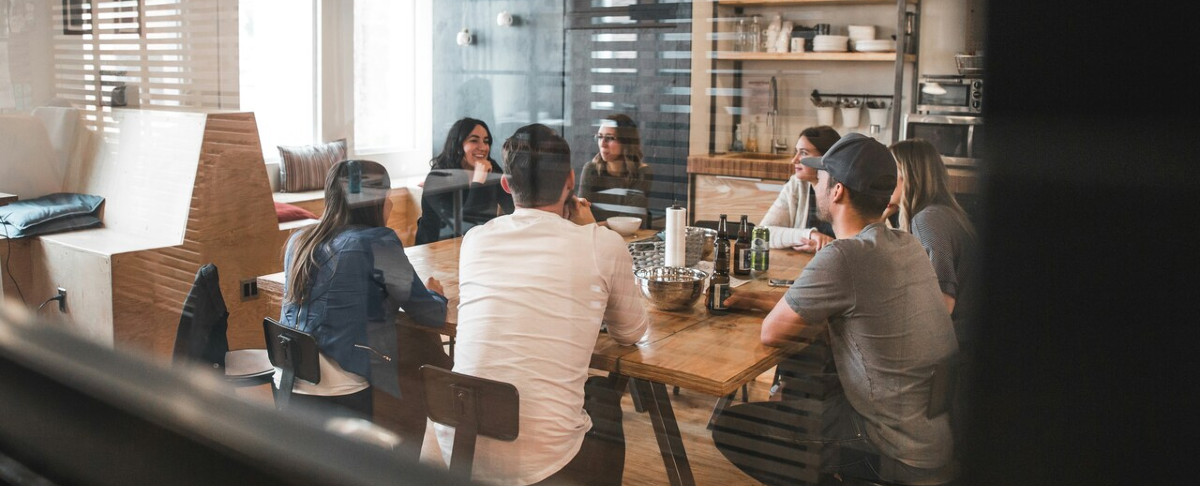 Las apps y plataformas sirven como terceros eficientes, conectando la demanda en tiempo real y la oferta.