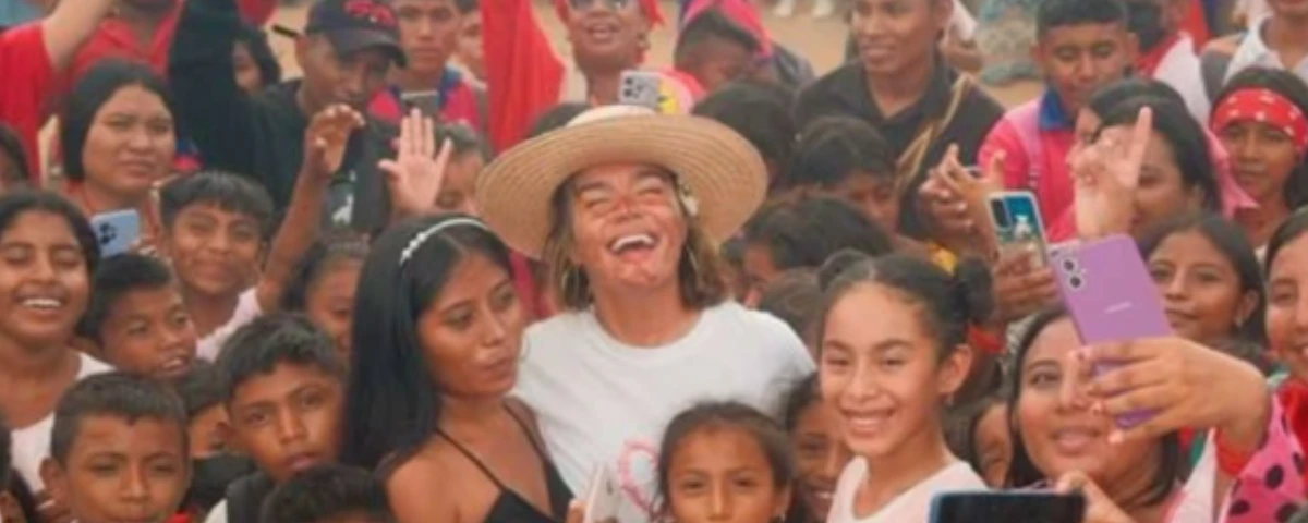 Karol G y su fundación compartieron con niñas y niños Wayuu en Manaure, La Guajira, reafirmando su compromiso con la educación y la preservación cultural.