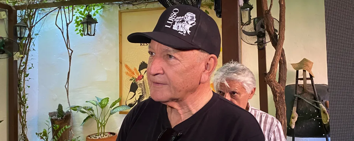 Efraín ‘Mono’ Quintero junto al póster de ‘Mensajero del amor’, con un dibujo del propio compositor, durante la rueda de prensa en Valledupar, acompañado por el maestro Gustavo Gutiérrez y los músicos que interpretaron la canción ganadora.