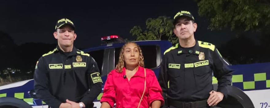 Agentes de la policía con niña beneficiada.