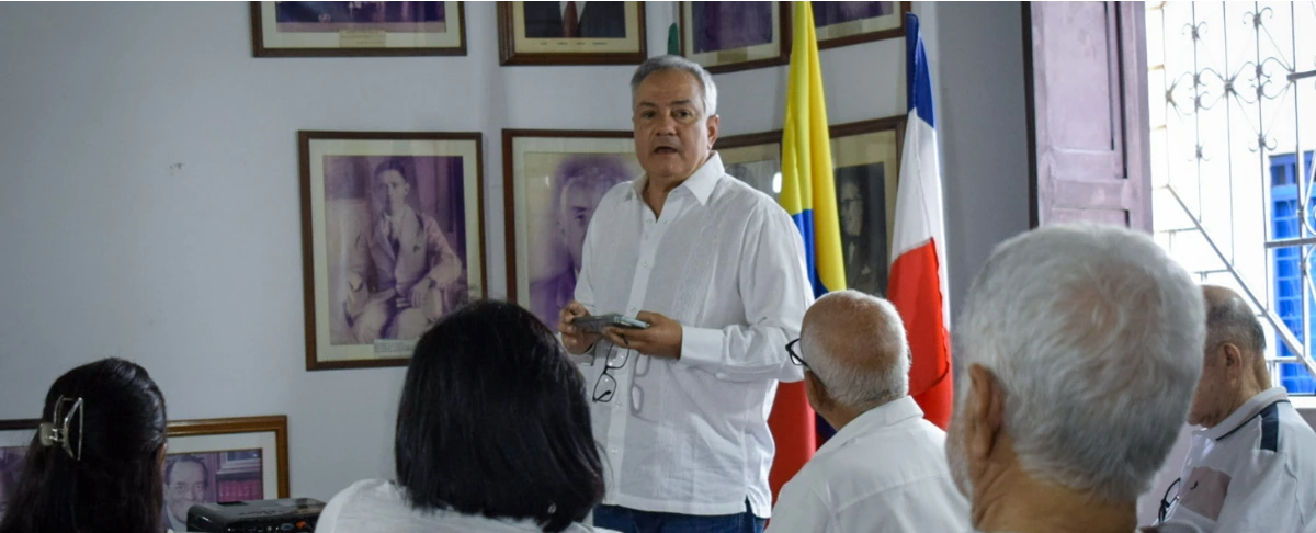 El doctor Juan Carlos Quintero Castro durante la exposición en la jornada semanal de la Academia de Historia del Valle de Upar sobre la creación del departamento del Cesar. / Foto: Said Armenta