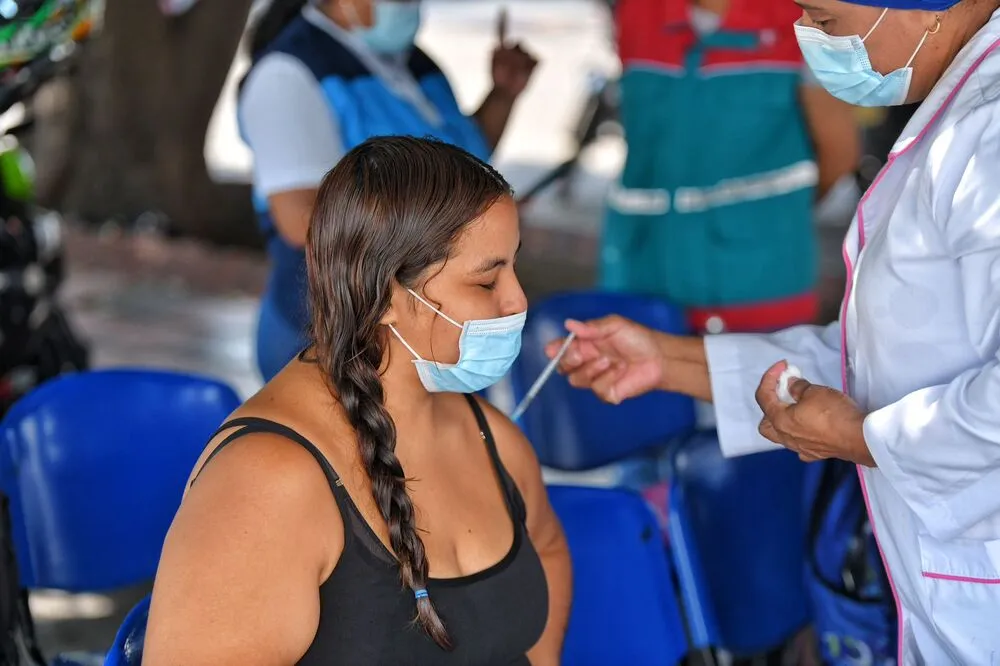 Niños y adultos mayores reciben la dosis protectora en el Hospital Eduardo Arredondo de Valledupar, ante el primer caso nacional de A(H3N2). Foto: Gobernación del Cesar.