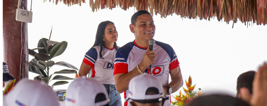 web-Senador-Didier-Lobo-en-medio-de-un-evento.