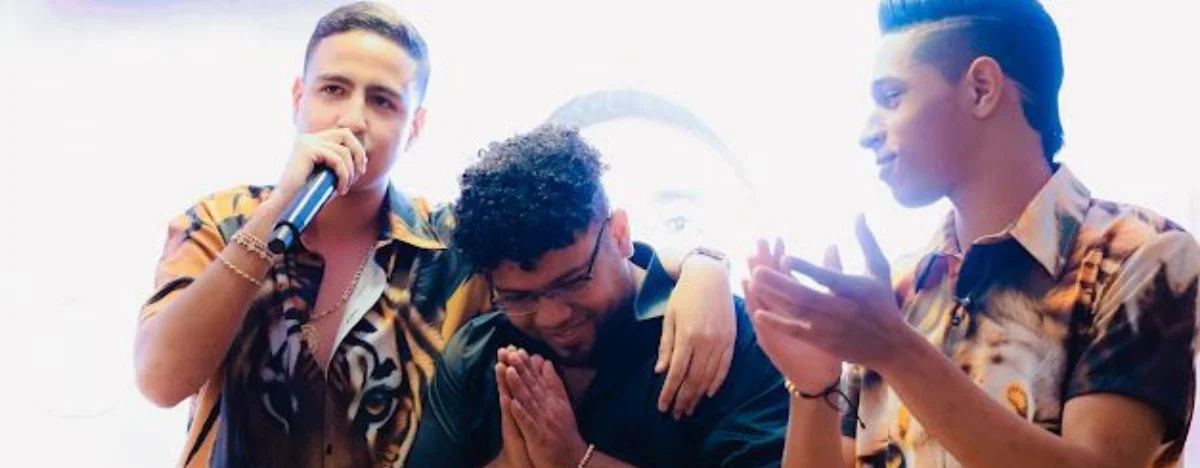 Yeider Amaya junto a Rolando Ochoa y Martín Elías Jr. en el estudio de grabación de R8 en Valledupar.  FOTO: CORTESÍA.