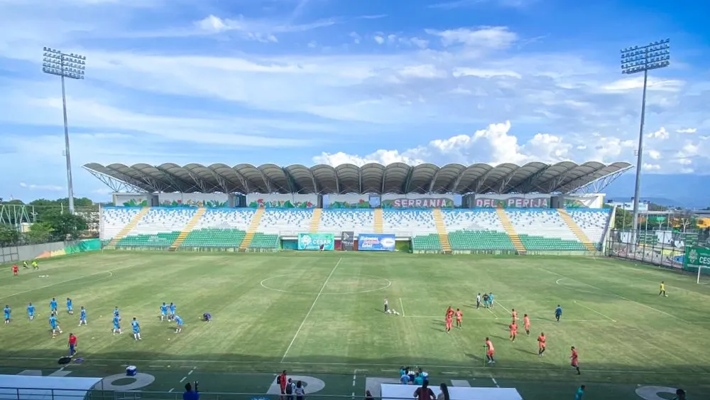 Así se ve el césped del estadio Armando Maestre. Foto: Said Armenta.