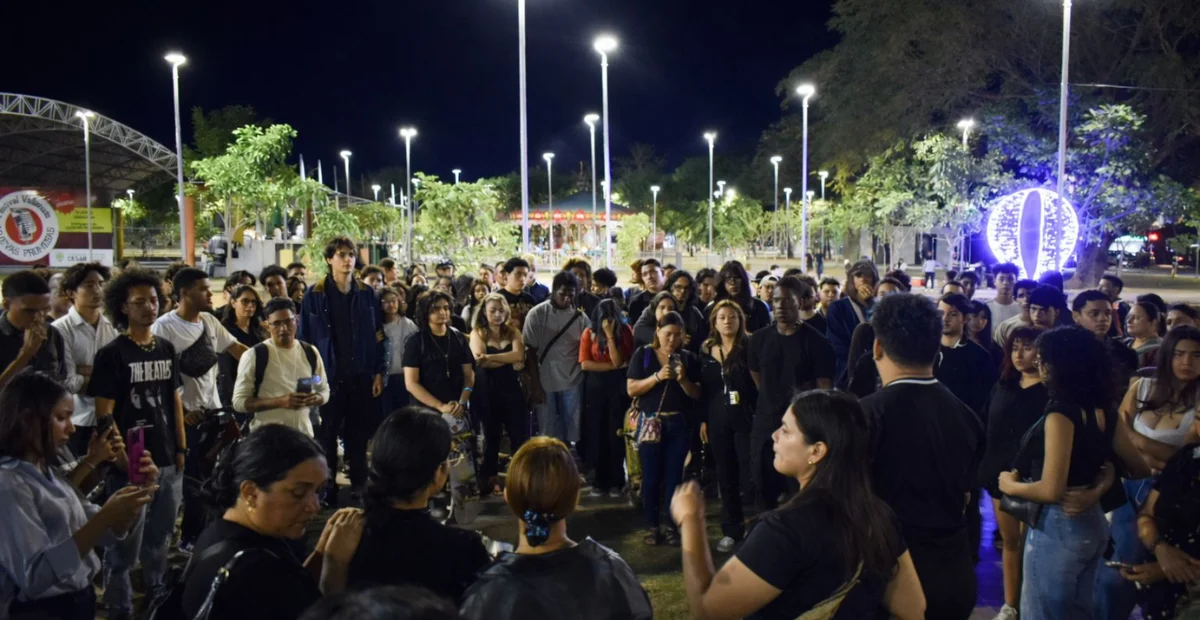 Amigos, compañeros y docentes encendieron velas y compartieron recuerdos durante el homenaje a José David Martínez Martelo en el Parque de la Vida. Foto: Said Armenta.