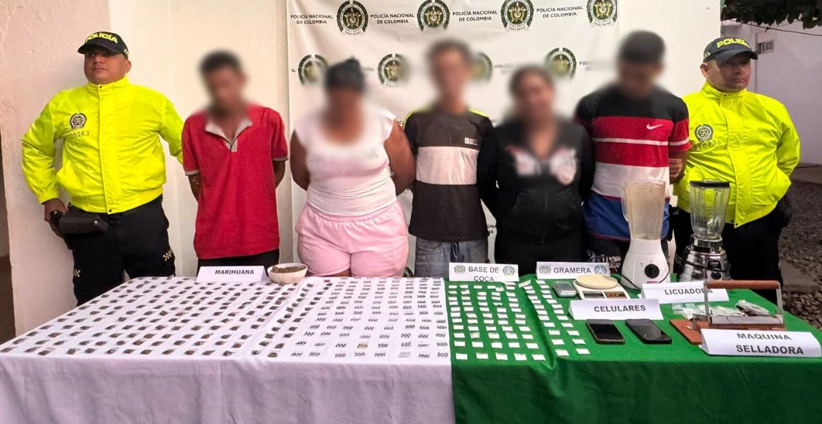 Cuatro allanamientos permitieron la captura de cinco presuntos expendedores de droga en El Paso y La Loma. Las autoridades incautaron marihuana, cocaína y elementos de dosificación, en una acción contra el tráfico local de estupefacientes. Foto: Policía.