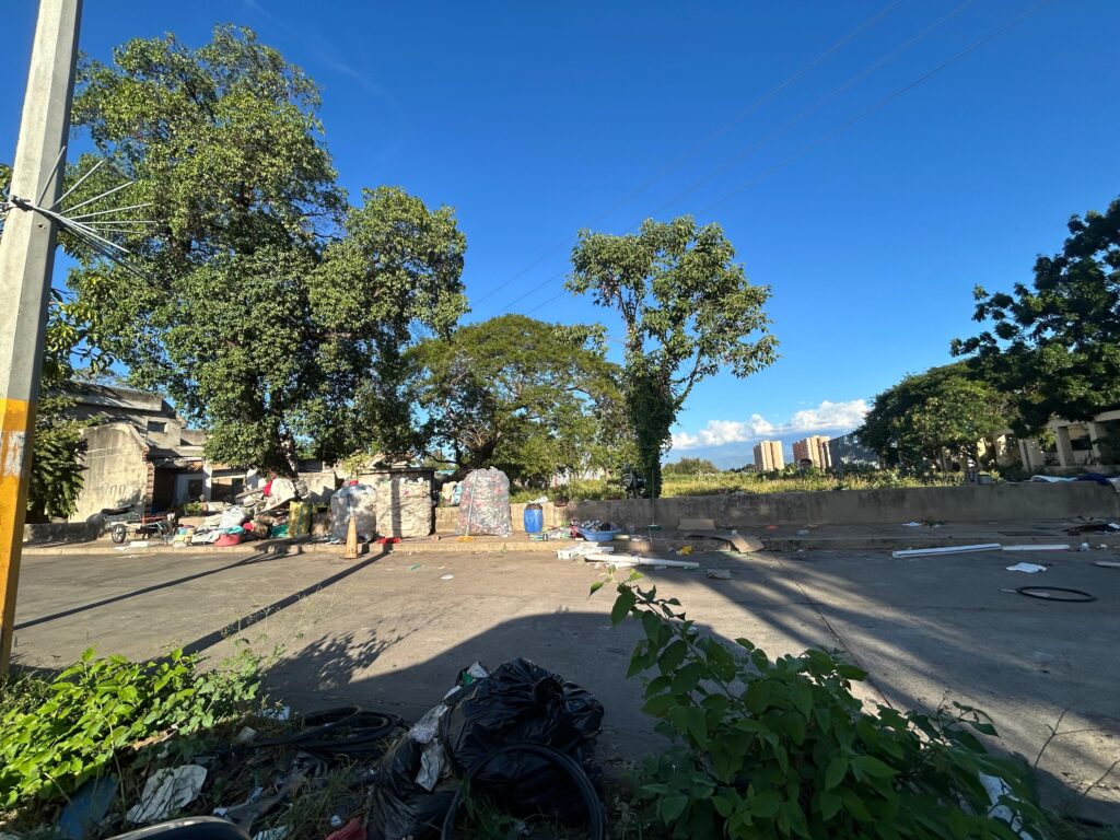 El deterioro y abandono del entorno inmediato rodea la nueva sede de la Defensoría. 

