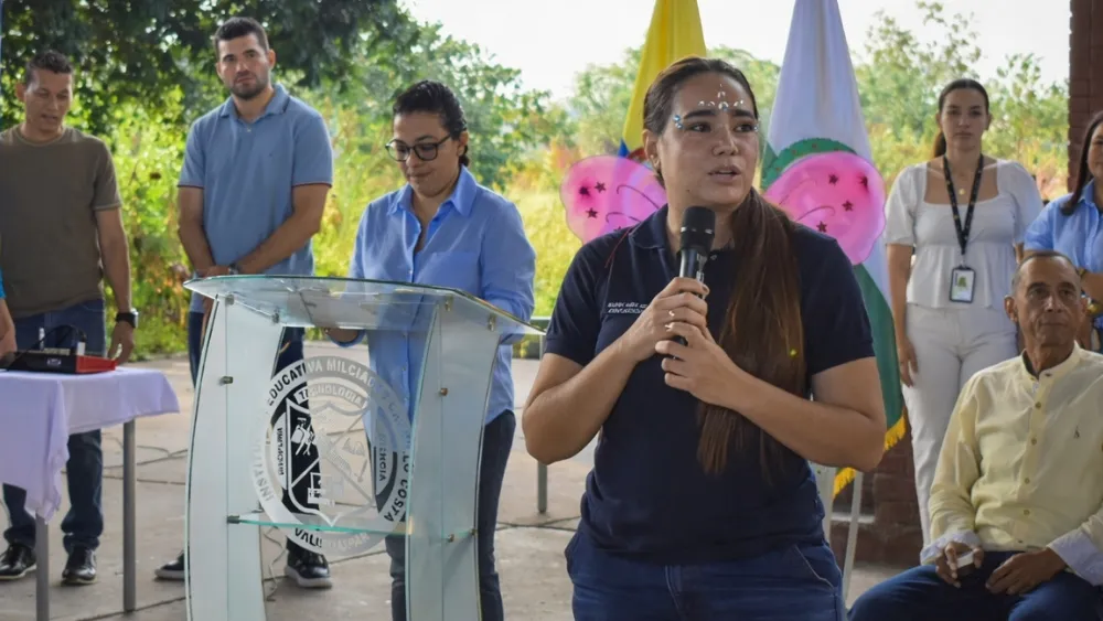 La secretaria de Educación, Karol Lobo le dio la bienvenida a los estudiantes. Foto: Said Armenta.