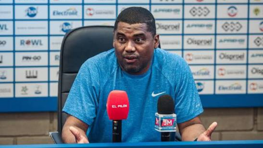 El entrenador Hubert Bodhert habló en rueda de prensa.