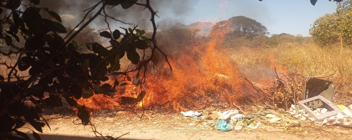 Según los residentes, esta situación se presenta casi a diario y ha generado graves afectaciones ambientales y de salud.