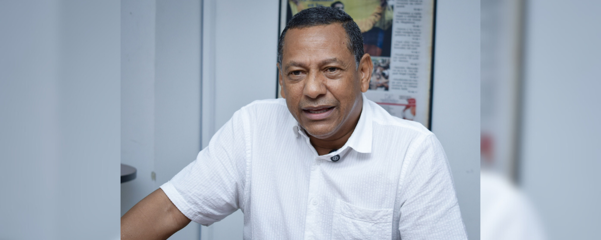 El abogado y magíster Jorge Naín Ruiz Ditta, durante su visita a la redacción de EL PILÓN, donde detalló su visión tecnológica para la Universidad Popular del Cesar. Foto: Said Armenta.