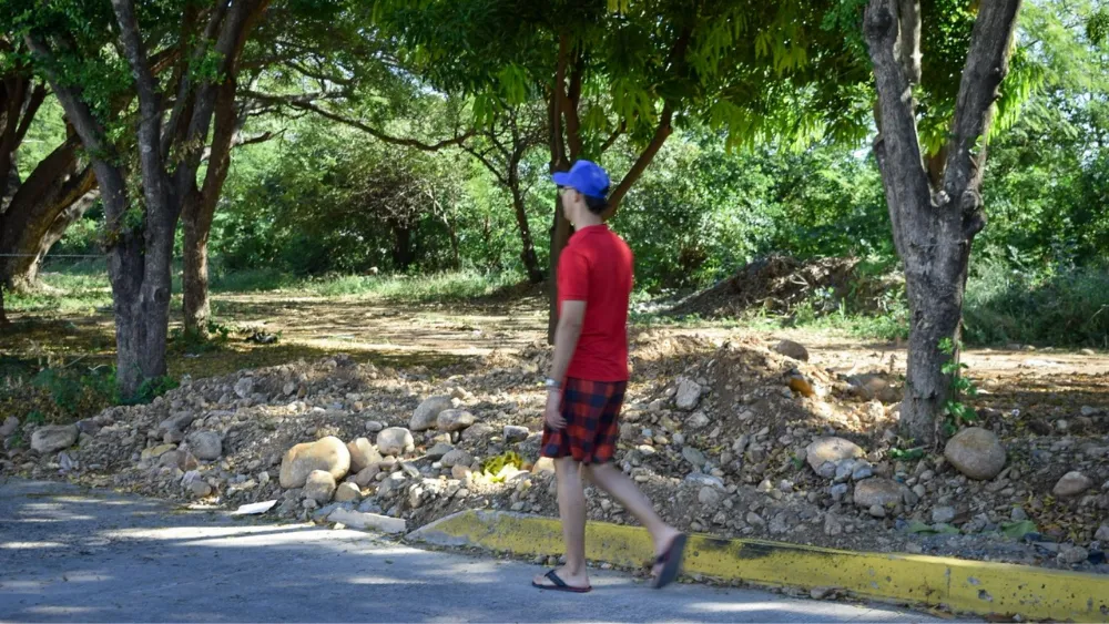 La zona de cesión cercana a sus viviendas se ha convertido en zona de desecho de escombros y desperdicios. Foto: Said Armenta.