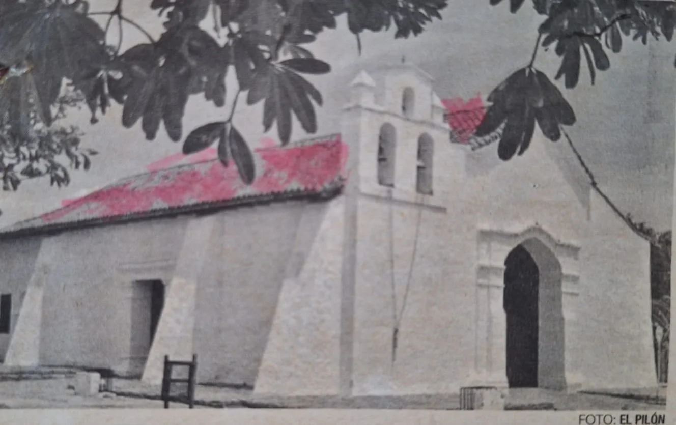 Vista lateral de la Capilla de Valencia de Jesús (año 1700): Donde se venera la imagen de Jesús Nazareno. Es la única iglesia exenta de Colombia, ya que no se encuentra edificada dentro de una cuadra, sino en el centro de la plaza; lo cual permite que se ingrese a ella por los tres lados. En ella existe la Puerta del Perdón.