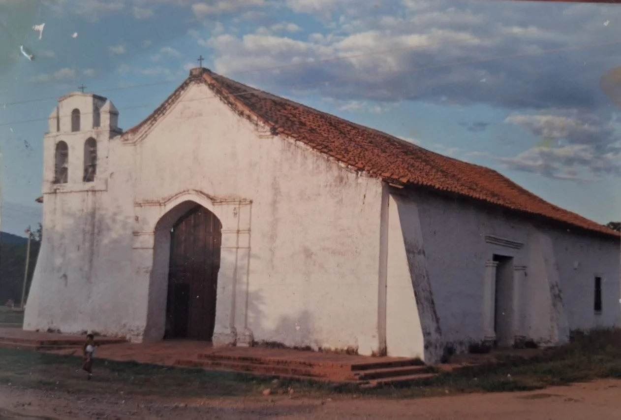 Vista frontal de la iglesia o capilla de Valencia de Jesús: Se observan tres campanas que significan Padre, Hijo y Espíritu Santo; su construcción es de arquitectura colonial. Hoy es monumento nacional. Se observa que había dos puertas: la de la izquierda era la Puerta del Perdón.