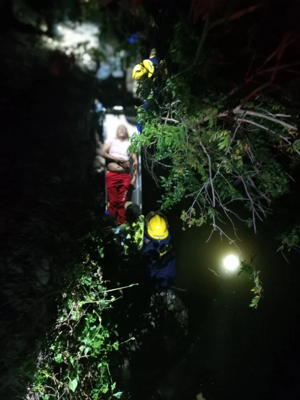 Bomberos hicieron el rescate del cuerpo.
