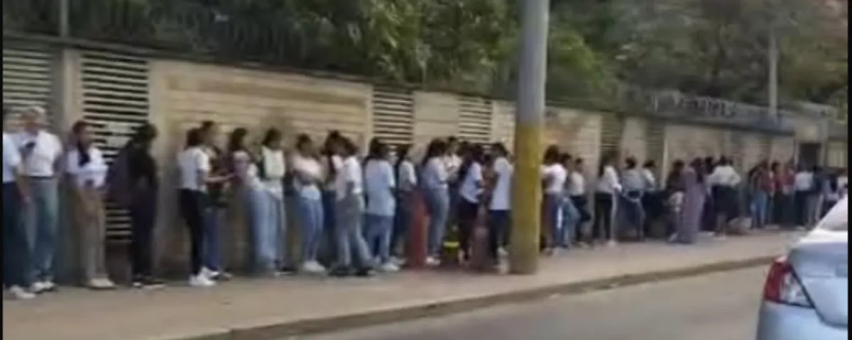 Largas filas de mujeres se registraron en el Batallón La Popa de Valledupar tras el anuncio del aumento salarial para soldados.