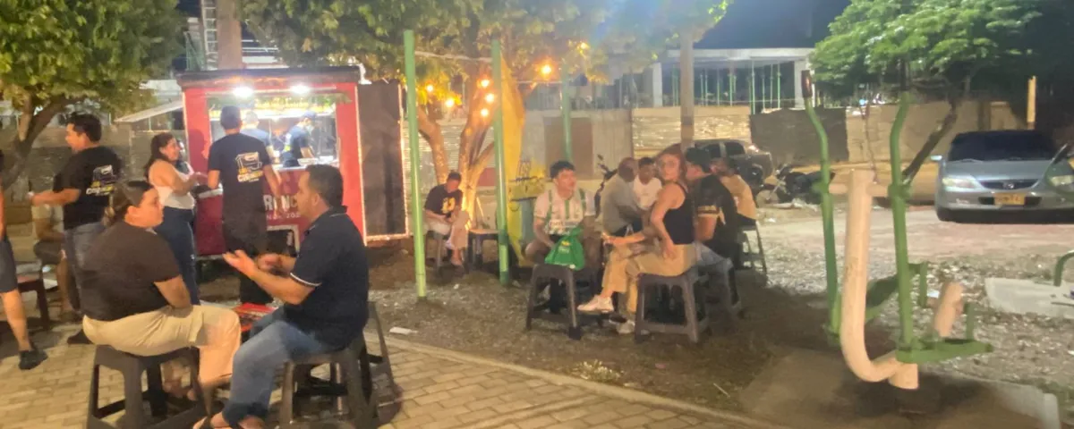 Emprendedores denuncian desalojo mientras en el mismo lugar fue instalada una valla política en Valledupar.