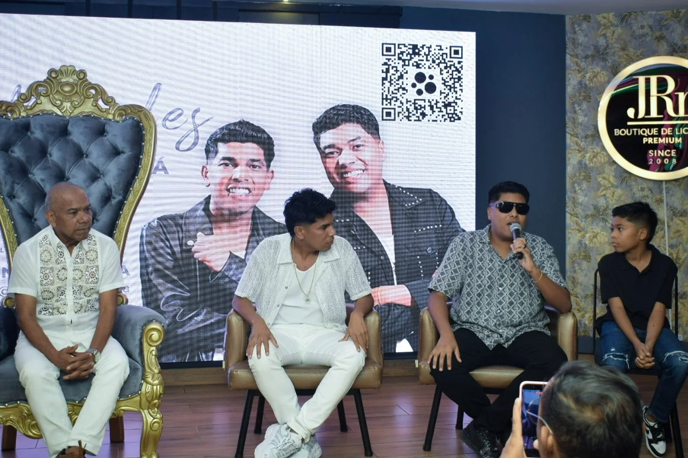 (De der. a izq.) Miguel Morales, Keyner Morales, Kanner Morales e hijo en rueda de prensa por homenaje a Miguel Morales.