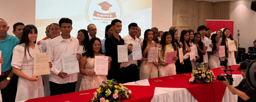 web-Drummond entregó becas.