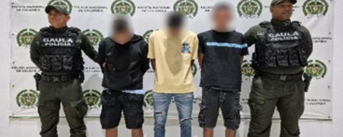 Durante el procedimiento fueron incautados dos teléfonos celulares y tres motocicletas que, al parecer, eran utilizadas para movilizarse y ejecutar las exigencias económicas.