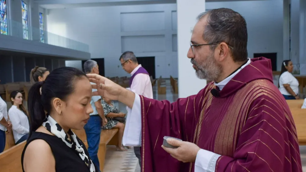 Cientos de fieles en Valledupar recibieron la cruz de ceniza. Foto: Said Armenta.