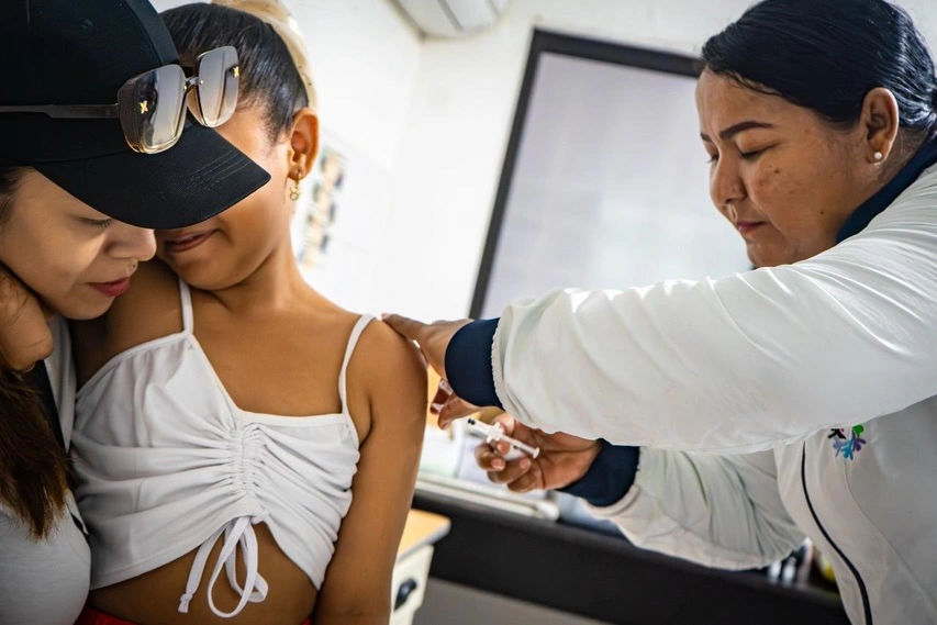 Niña de 9 años recibe vacuna Qdenga contra dengue en Aguachica, Cesar. Foto: Secretaría de Salud del Cesar.