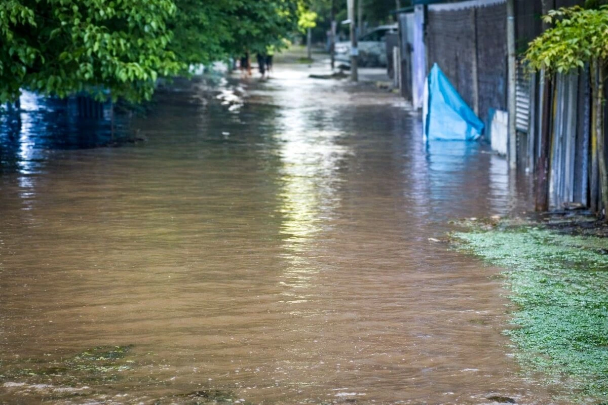 Afectaciones por inundaciones en El Copey, Cesar, donde 70 familias reportan daños por rebose de alcantarillas y crecientes del río Ariguaní.