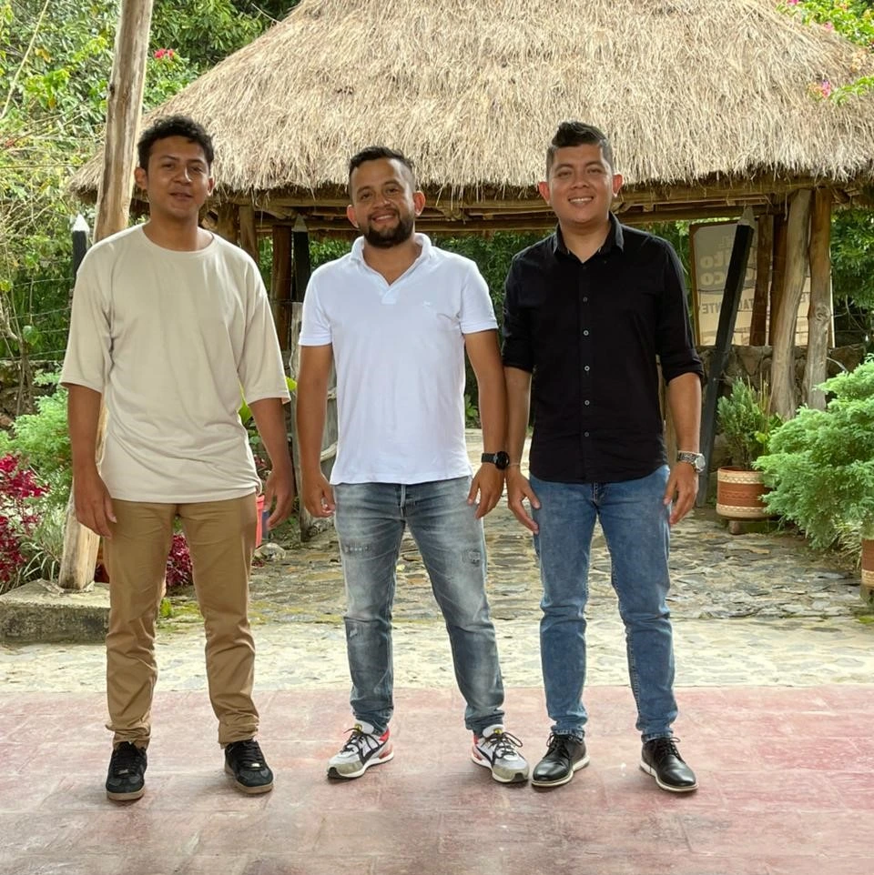 Bryan Rangel, fundador de la Filar Pueblo Bello; César Sánchez, gerente del Hotel Pueblito Arhuaco; Carlos Rodríguez, Fundación Membrana. Foto: Cortesía.