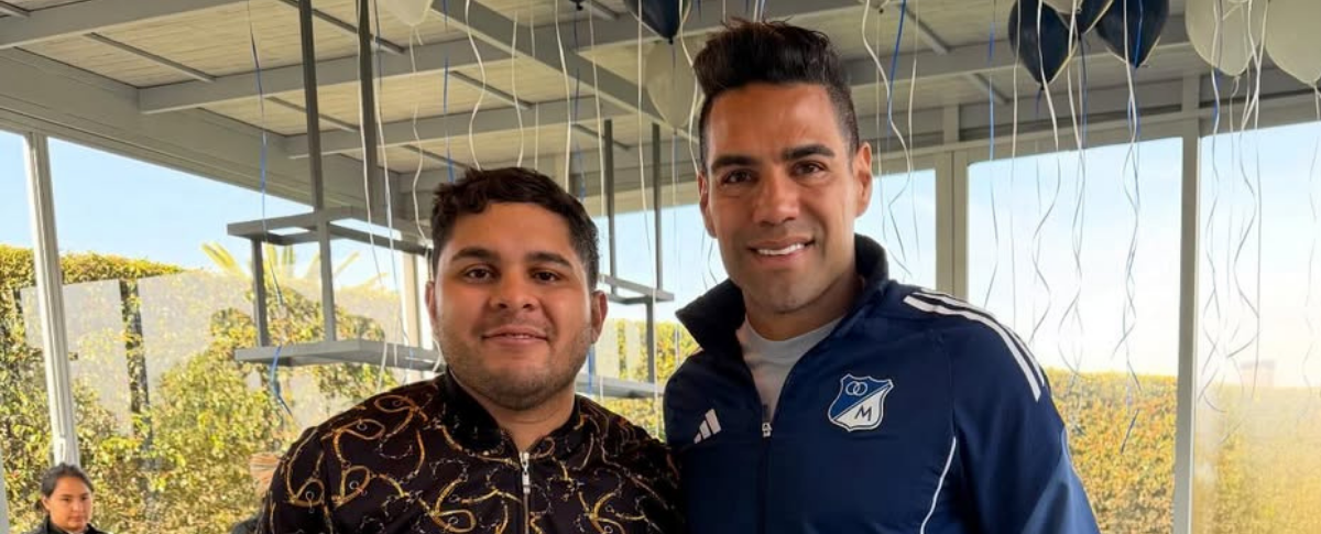 El delantero celebró al ritmo de clásicos de las celebraciones de cumpleaños en la voz del samario Jorge Viloria (izquierda).