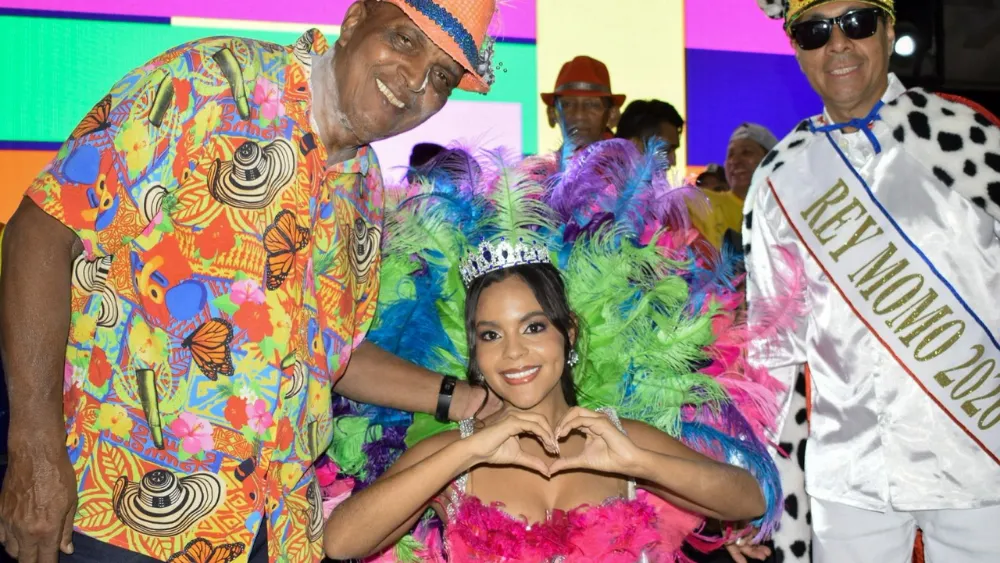 La icónica Plaza Alfonso López fue epicentro del cierre del ‘Renacer del Carnaval’. En la imagen: el presidente de la Junta Central, Carlos Maldonado, el Rey Momo y la reina de los periodistas, Lili Padilla.  Said Armenta/EL PILÓN.