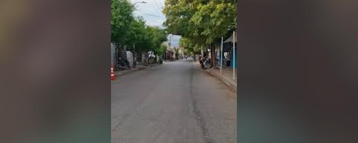 El hoy occiso vestía una sudadera gris, camiseta verde con negro y rayas blancas.