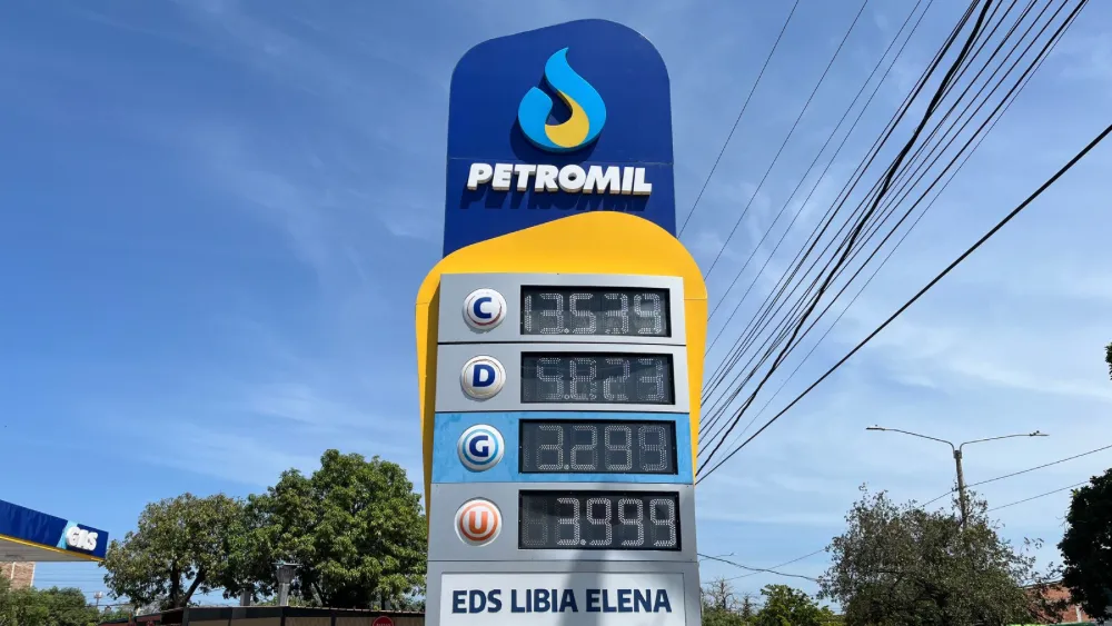 Precios del combustible en la EDS Libia Elena.