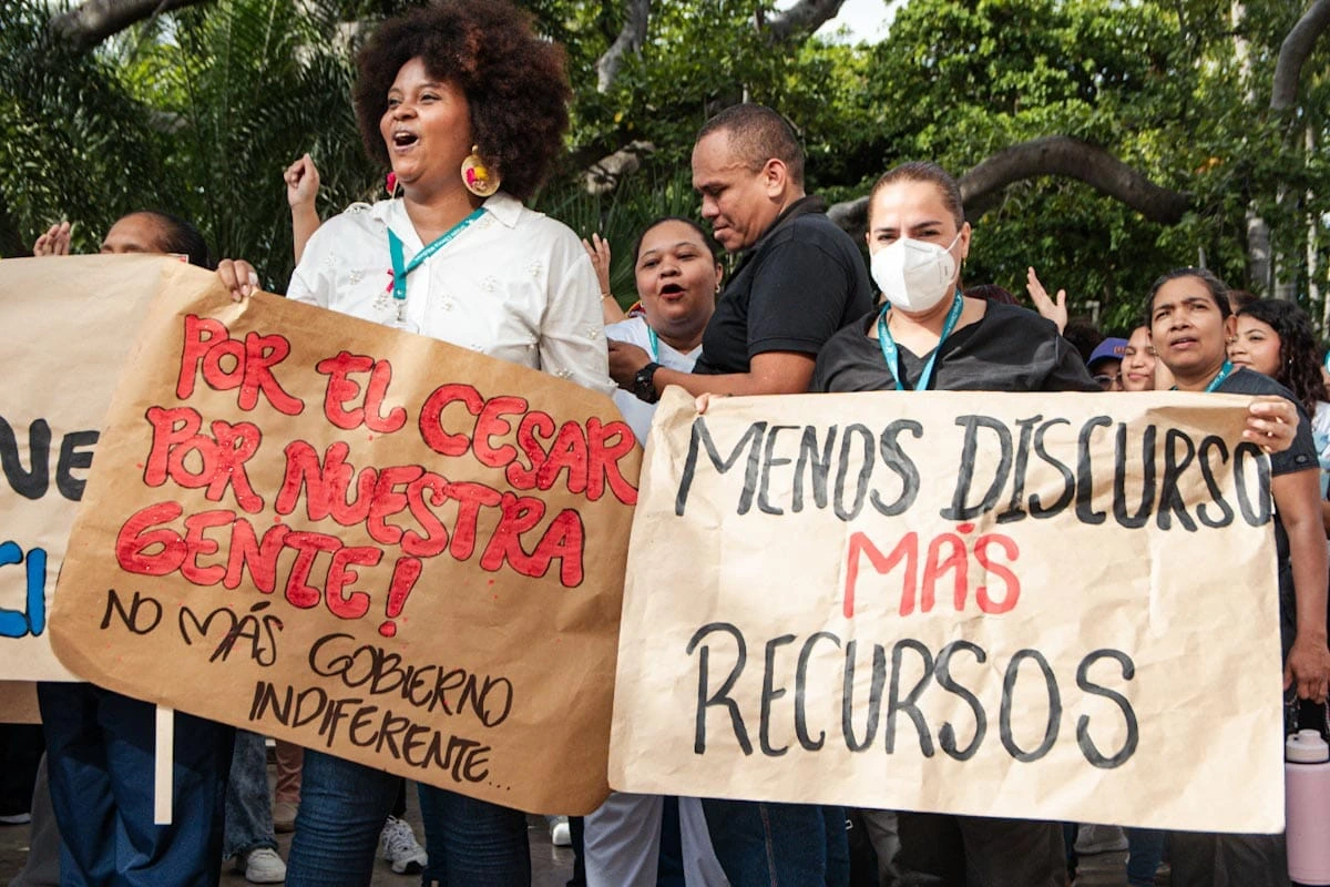 Ciudadanos protestan frente a la Gobernación del Cesar en 2025 por deudas millonarias de EPS al sistema de salud, exigiendo pagos oportunos y continuidad en servicios hospitalarios.