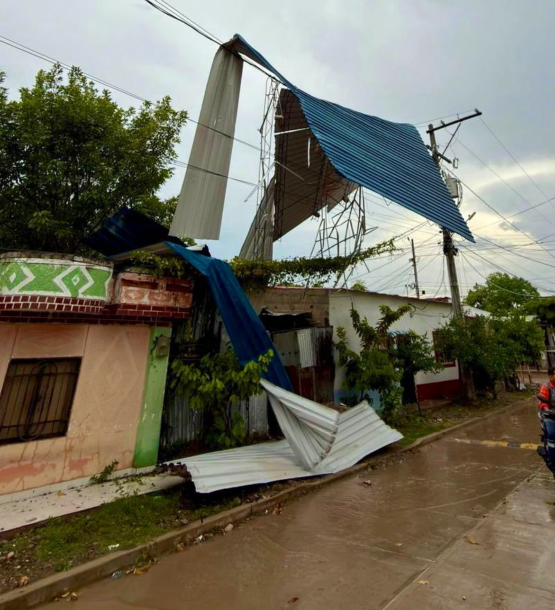 Vivienda destechada y colchonetas empapadas en Bosconia: una de las al menos diez familias afectadas por las lluvias intensas y vientos fuertes que golpearon el municipio en la madrugada del 17 de febrero. Foto: Cortesía.
