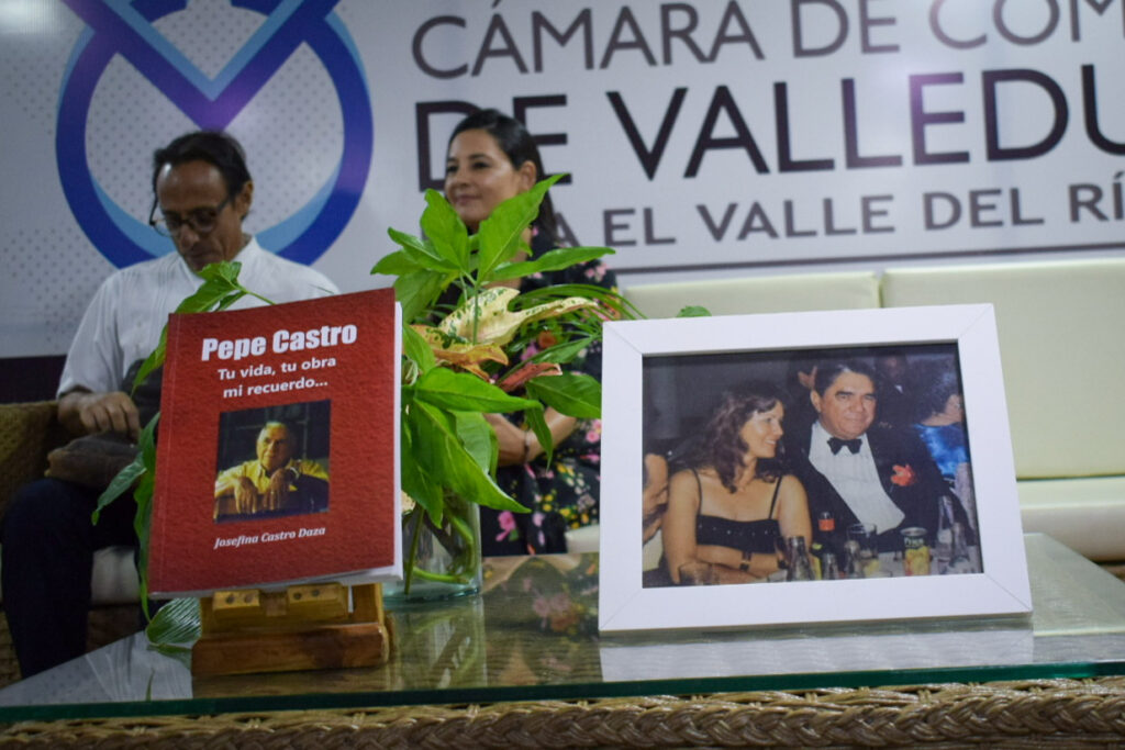 Un asistente consulta las crónicas y relatos incluidos en el nuevo libro durante el evento de lanzamiento. Said Armenta/ EL PILÓN.
