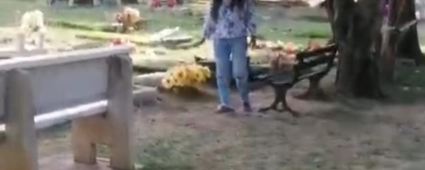 De acuerdo con testigos, la mujer se autoproclamaba “enviada de Dios”