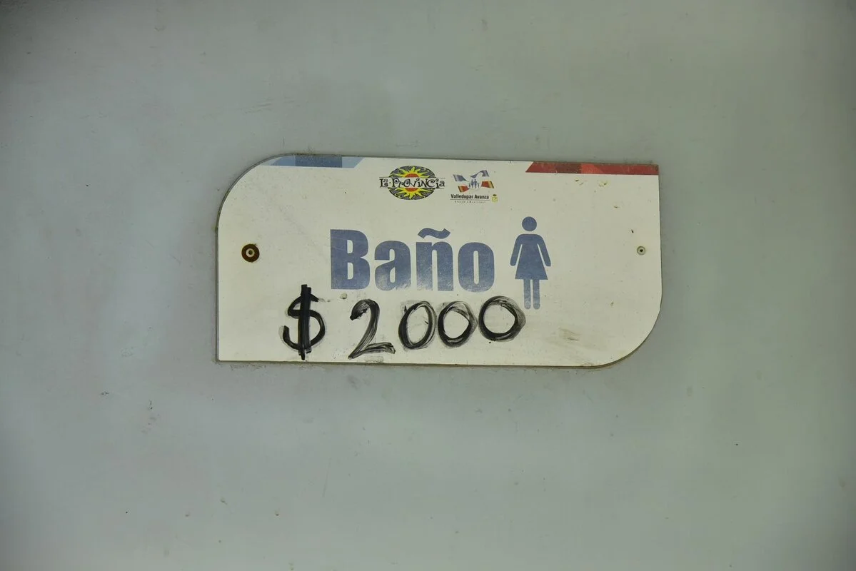 Equipo de la Alcaldía de Valledupar verifica las tarifas y condiciones de baños públicos en el Balneario Hurtado. Foto: Alcaldía de Valledupar.