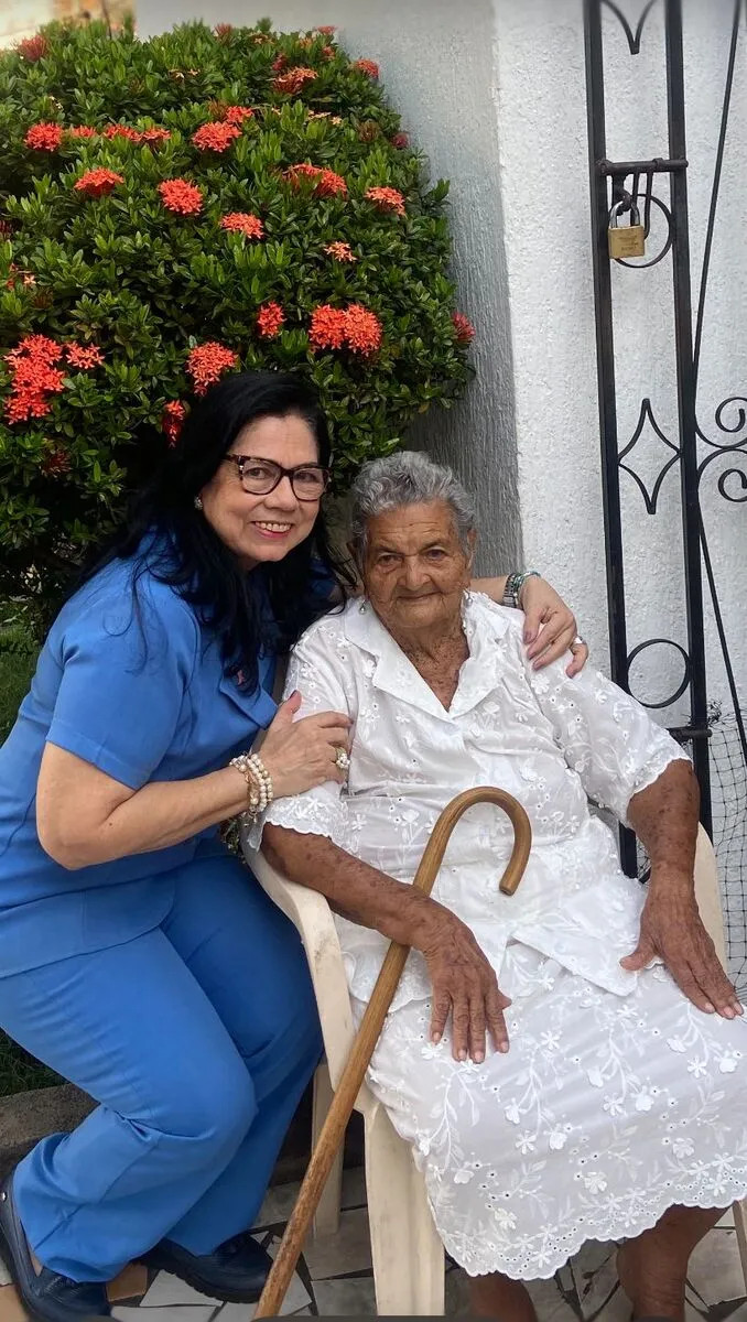 Yolanda Castillo de Celedón, presidenta de la Liga de Lucha Contra el Cáncer Seccional Cesar, celebra junto a doña Delia Martina Jiménez Ordóñez sus 105 años tras sobrevivir al cáncer de mama. Foto: Cortesía.