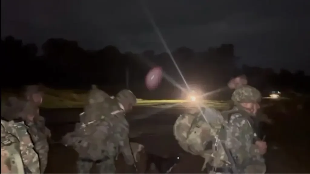 Ejército en medio de bombardeo a el ELN.