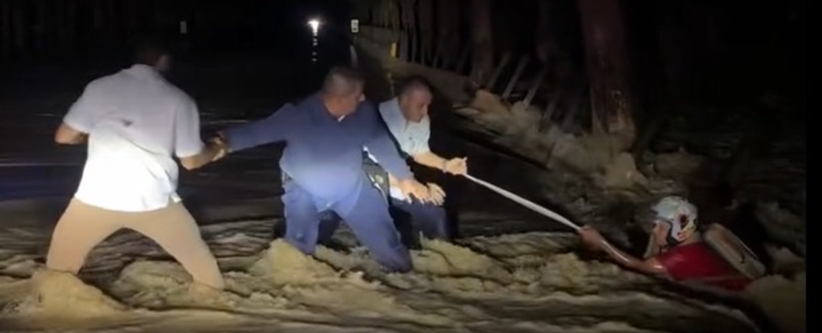 Gobernador de Córdoba participando en rescate.