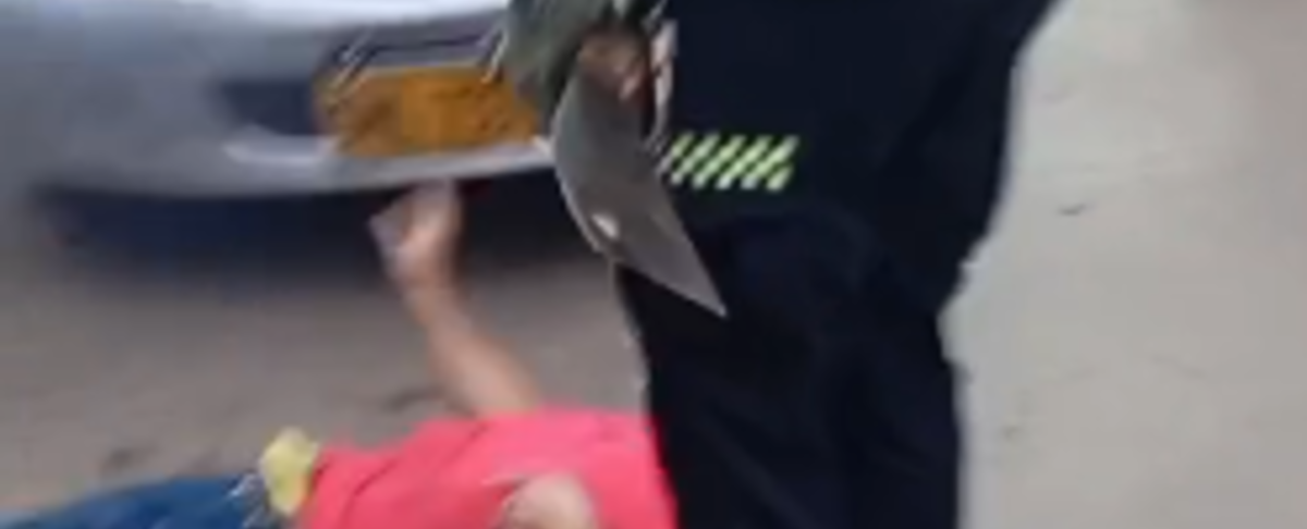 Captura de video donde se a policía con machete decomisado.