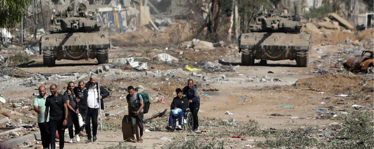 Familias civiles caminan entre escombros mientras el conflicto en Ucrania sigue dejando víctimas, desaparecidos y heridas que aún no cierran, incluso lejos del campo de batalla.