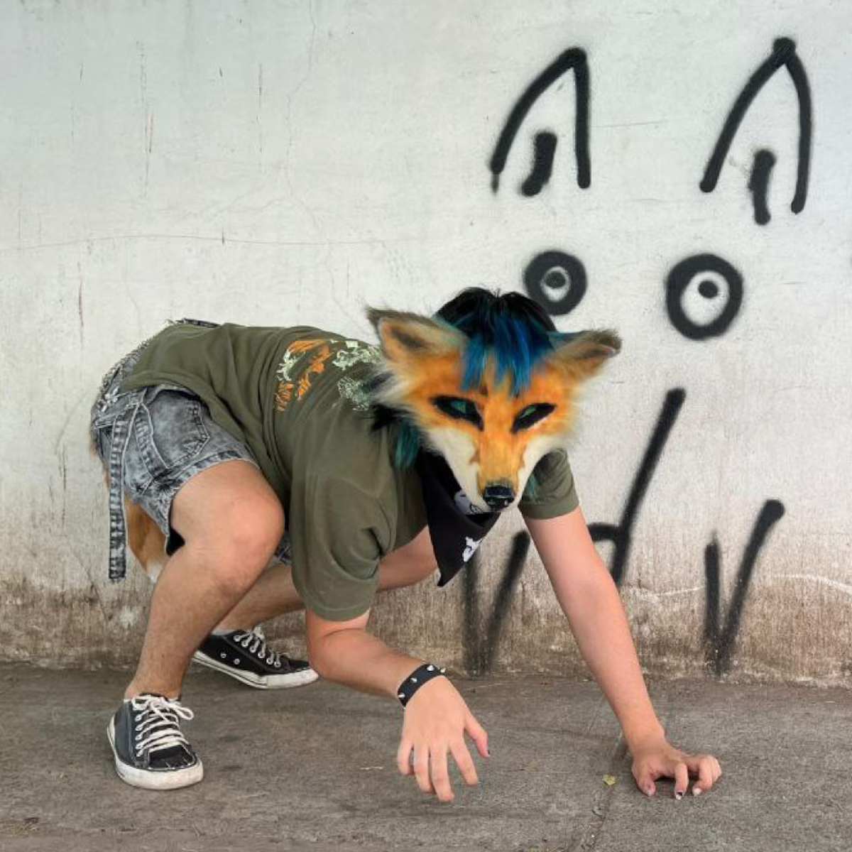 Jóvenes therians en reunión genérica (ej. archivo o similar de Argentina) Jóvenes therians en plaza pública, con colas y máscaras. Imagen: Infobae.