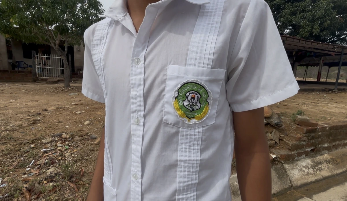 Los estudiantes de Río Seco, La Vega Arriba y Atánquez visten el uniforme escolar de la Institución Educativa de Patillalmientras esperan un chance o caminan bajo el sol, en medio de la crisis de transporte que marca el inicio de clases. Foto: EL PILÓN.