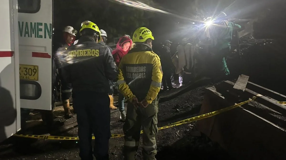 Bomberos atienden la emergencia en Cundinamarca.