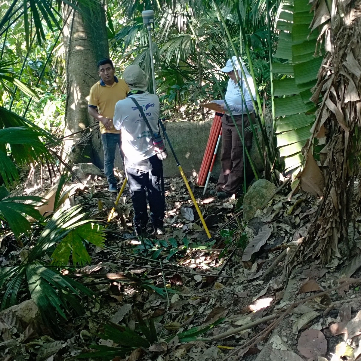 Equipo interdisciplinario de la UBPD inspecciona sitio de interés forense en zona boscosa y montañosa de Pueblo Bello (Cesar). FOTO: UBPD.