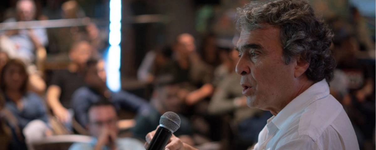 Fajardo ha llamado a construir “una nueva mayoría, lejos de los extremos”.